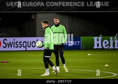 Les joueurs de Flora photographiés en action lors d'une session d'entraînement de l'équipe estonienne de football FC Flora, mercredi 08 décembre 2021 à Gand. L'équipe se prépare pour le match de demain contre l'équipe belge de football KAA Gent le sixième jour (sur six) de la Conférence de l'UEFA, dans le groupe B. BELGA PHOTO JASPER JACOBS Banque D'Images