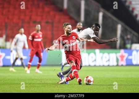 Birger Verstraete d'Anvers et Mohamed Camara d'Olympiacos se battent pour le ballon lors d'un match de la Europa League entre l'équipe belge de football Royal Antwerp FC et l'équipe grecque de football Olympiacos F.C., jeudi 09 décembre 2021, à Anvers, Belgique, Le sixième et dernier jour de la scène du groupe D de l'UEFA Europa League. BELGA PHOTO TOM GOYVAERTS Banque D'Images