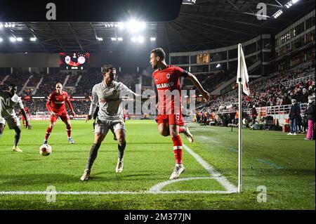 Le Thanasis Androutsos d'Olympiacos et le Birger Verstraete d'Anvers se battent pour le ballon lors d'un match Europa League entre l'équipe belge de football Royal Antwerp FC et l'équipe grecque de football Olympiacos F.C., jeudi 09 décembre 2021, à Anvers, Belgique, Le sixième et dernier jour de la scène du groupe D de l'UEFA Europa League. BELGA PHOTO TOM GOYVAERTS Banque D'Images