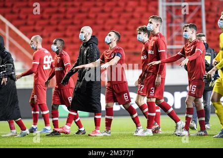 Le Birger Verstraete d'Anvers et ses coéquipiers célèbrent après avoir remporté un match de l'Europa League entre l'équipe belge de football Royal Antwerp FC et l'équipe grecque de football Olympiacos F.C., le jeudi 09 décembre 2021, à Anvers, Belgique, le sixième et dernier jour de la scène du groupe D de l'UEFA Europa League. BELGA PHOTO TOM GOYVAERTS Banque D'Images