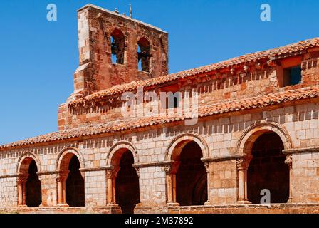 L'ermitage de Santa María de Tiermes est un temple de style roman situé à côté du site archéologique de Tiermes. Il a été construit dans le 12th cent Banque D'Images