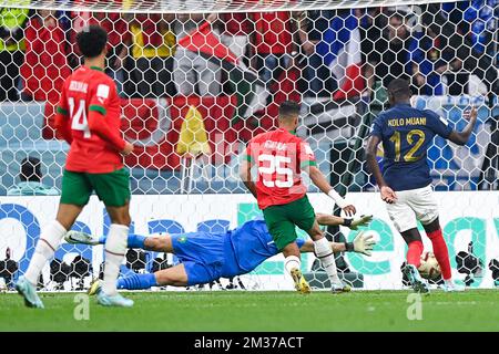 AL KHOR, QATAR - DÉCEMBRE 14 : Randal Kolo Muani de France marque le deuxième but de l'équipe lors de la demi-finale - coupe du monde de la FIFA, Qatar 2022, match entre la France et le Maroc au stade Al Bayt sur 14 décembre 2022 à Al Khor, Qatar (photo de Pablo Morano/BSR Agency) crédit : BSR Agency/Alamy Live News Banque D'Images