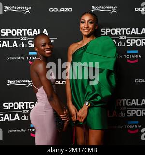 Cynthia Bolingo Mbongo, athlète belge, et la championne olympique Nafissatou Nafi Thiam, photographiées avant la cérémonie de remise des prix au gala sportif 2021 en soirée, avec les prix de sport femmes et hommes de l'année 2021, dimanche 19 décembre 2021, à Schelle. BELGA PHOTO JASPER JACOBS Banque D'Images