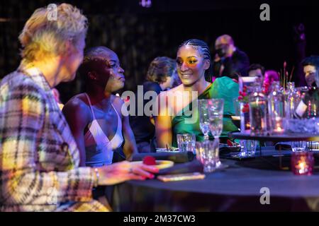 Cynthia Bolingo belge Mbongo et Nafissatou Nafi Thiam Belge photographiés lors de la cérémonie de remise des prix au gala sportif 2021 soir, avec les prix sport femmes et hommes de l'année 2021, dimanche 19 décembre 2021, à Schelle. BELGA PHOTO JAMES ARTHUR GEKIERE Banque D'Images