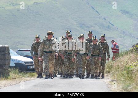 28 juin 2018, Saddleworth Moor Greater Manchester. Les incendies de landes sont combattés par les pompiers avec l'Armée de terre rédigée pour aider Banque D'Images