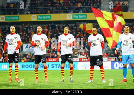 Les joueurs de Mechelen portent un T-shirt avec le slogan 'kunnen zijn wie je Bent, dat verdient iedereen', de la semaine de Warmste, avant un match de football entre KV Mechelen et KAS Eupen, le mercredi 22 décembre 2021 à Mechelen, dans la ronde de huit de la coupe de football belge 'Croky'. BELGA PHOTO DAVID PINTENS Banque D'Images