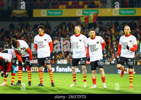Les joueurs de Mechelen portent un T-shirt avec le slogan 'kunnen zijn wie je Bent, dat verdient iedereen', de la semaine de Warmste, avant un match de football entre KV Mechelen et KAS Eupen, le mercredi 22 décembre 2021 à Mechelen, dans la ronde de huit de la coupe de football belge 'Croky'. BELGA PHOTO DAVID PINTENS Banque D'Images