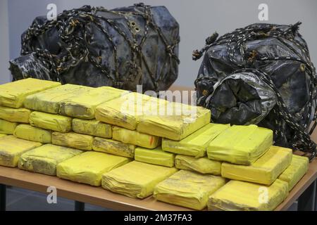 Cocaïne confisquée photographiée à Dendermonde le lundi 27 décembre 2021. Le 20 décembre, 150 kilogrammes de cocaïne ont été découverts dans le coffre d'un navire au port de Gand, lorsque l'équipage a repéré des plongeurs autour de leur bateau et en a avisé la police. BELGA PHOTO NICOLAS MATERLINCK Banque D'Images