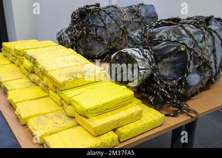 Cocaïne confisquée photographiée à Dendermonde le lundi 27 décembre 2021. Le 20 décembre, 150 kilogrammes de cocaïne ont été découverts dans le coffre d'un navire au port de Gand, lorsque l'équipage a repéré des plongeurs autour de leur bateau et en a avisé la police. BELGA PHOTO NICOLAS MATERLINCK Banque D'Images