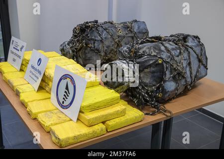 Cocaïne confisquée photographiée à Dendermonde le lundi 27 décembre 2021. Le 20 décembre, 150 kilogrammes de cocaïne ont été découverts dans le coffre d'un navire au port de Gand, lorsque l'équipage a repéré des plongeurs autour de leur bateau et en a avisé la police. BELGA PHOTO NICOLAS MATERLINCK Banque D'Images