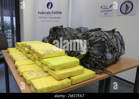 Cocaïne confisquée photographiée à Dendermonde le lundi 27 décembre 2021. Le 20 décembre, 150 kilogrammes de cocaïne ont été découverts dans le coffre d'un navire au port de Gand, lorsque l'équipage a repéré des plongeurs autour de leur bateau et en a avisé la police. BELGA PHOTO NICOLAS MATERLINCK Banque D'Images