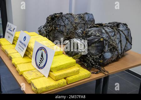 Cocaïne confisquée photographiée à Dendermonde le lundi 27 décembre 2021. Le 20 décembre, 150 kilogrammes de cocaïne ont été découverts dans le coffre d'un navire au port de Gand, lorsque l'équipage a repéré des plongeurs autour de leur bateau et en a avisé la police. BELGA PHOTO NICOLAS MATERLINCK Banque D'Images