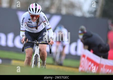 Dutch Lucinda Brand photographié en action lors de la course d'élite féminine de l'épreuve cycliste 'Vestingcross', étape 12 de 14 de la coupe du monde, à Hulst, aux pays-Bas, dimanche 02 janvier 2022. BELGA PHOTO DAVID STOCKMAN Banque D'Images