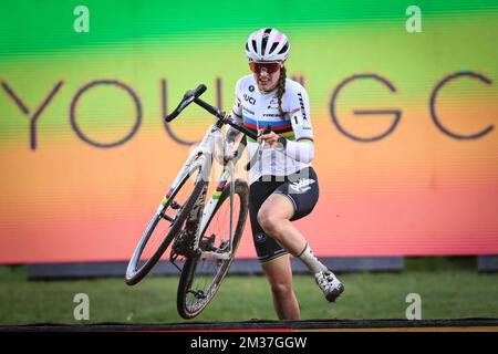 Dutch Lucinda Brand photographié en action lors de la course d'élite féminine de l'épreuve cycliste 'Vestingcross', étape 12 de 14 de la coupe du monde, à Hulst, aux pays-Bas, dimanche 02 janvier 2022. BELGA PHOTO DAVID STOCKMAN Banque D'Images