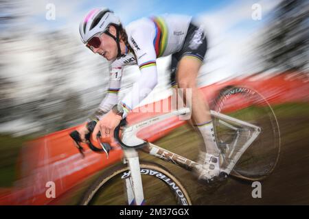 Dutch Lucinda Brand photographié en action lors de la course d'élite féminine de l'épreuve cycliste 'Vestingcross', étape 12 de 14 de la coupe du monde, à Hulst, aux pays-Bas, dimanche 02 janvier 2022. BELGA PHOTO DAVID STOCKMAN Banque D'Images