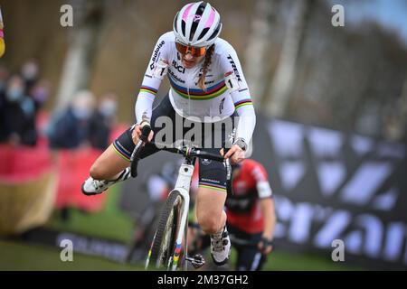 Dutch Lucinda Brand photographié en action lors de la course d'élite féminine de l'épreuve cycliste 'Vestingcross', étape 12 de 14 de la coupe du monde, à Hulst, aux pays-Bas, dimanche 02 janvier 2022. BELGA PHOTO DAVID STOCKMAN Banque D'Images