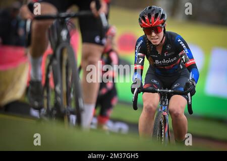 Dutch Shirin Van Anrooij photographié en action lors de la course d'élite féminine de l'épreuve cycliste 'Vestingcross', stade 12 de 14 de la coupe du monde, à Hulst, aux pays-Bas, dimanche 02 janvier 2022. BELGA PHOTO DAVID STOCKMAN Banque D'Images