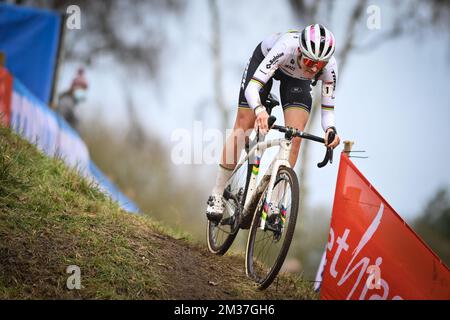 Dutch Lucinda Brand photographié en action lors de la course d'élite féminine de l'épreuve cycliste 'Vestingcross', étape 12 de 14 de la coupe du monde, à Hulst, aux pays-Bas, dimanche 02 janvier 2022. BELGA PHOTO DAVID STOCKMAN Banque D'Images