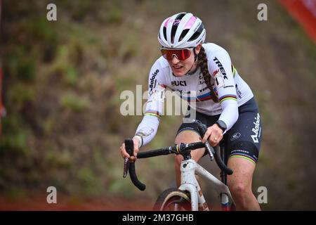 Dutch Lucinda Brand photographié en action lors de la course d'élite féminine de l'épreuve cycliste 'Vestingcross', étape 12 de 14 de la coupe du monde, à Hulst, aux pays-Bas, dimanche 02 janvier 2022. BELGA PHOTO DAVID STOCKMAN Banque D'Images