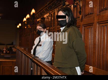 L'accusé Diana Hanze (29) photographié lors de la session de constitution du jury pour son procès assiégé devant le tribunal d'Assise de la province de Liège, mercredi 05 janvier 2022 à Liège. L'affaire concerne des événements qui ont eu lieu sur 5 avril 2017 à Verviers. Mohamed El Atmani, un homme de 40 ans sans documentation, est tombé d'une fenêtre du deuxième étage d'un immeuble de la rue des Raines à Verviers. Selon les éléments de l'enquête, El Atmani aurait été poussé avant de tomber de la fenêtre. BELGA PHOTO JOHN THYS Banque D'Images