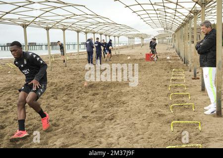 Ken Nkuba Tshiend de Charleroi et l'entraîneur d'athlétisme Jacques Borlee photographiés lors d'une séance d'entraînement sur la plage au camp d'entraînement d'hiver de l'équipe belge de football Sporting Charleroi à Antalya, Turquie, jeudi 06 janvier 2022. BELGA PHOTO NICOLAS LAMBERT Banque D'Images