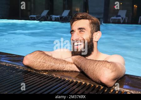 Ali Gholizadeh de Charleroi photographié dans la piscine au camp d'entraînement d'hiver de l'équipe belge de football Sporting Charleroi à Antalya, Turquie, samedi 08 janvier 2022. BELGA PHOTO NICOLAS LAMBERT Banque D'Images