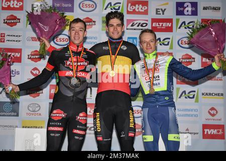 Belge Laurens Sweeck , gagnant de la médaille d'argent, Belge Wout Van Aert , gagnant de la médaille d'or et Belge Quinten Hermans , Le vainqueur de la médaille de bronze célèbre sur le podium après la course d'élite masculine aux championnats belges de cyclisme cycliste à Middelkerke le dimanche 09 janvier 2022. BELGA PHOTO DAVID STOCKMAN Banque D'Images