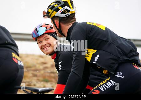 Norwegian Tobias Foss de Jumbo-Visma photographié en action pendant la séance de formation du matin, à la journée médiatique de l'équipe néerlandaise de cyclisme Jumbo Visma à Mutxamel, Alicante, Espagne, le mardi 11 janvier 2022, en préparation de la saison à venir. BELGA PHOTO JOMA GARCIA Banque D'Images