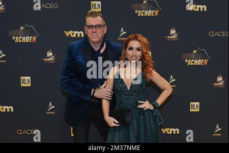 Le DJ Pat Krimson et la chanteuse Loredana de Amicis photographiés sur le tapis rouge à l'arrivée de l'édition 68th de la cérémonie de remise des prix « Golden Shoe », le mercredi 12 janvier 2022, à Puurs. La Golden Shoe (Gouden Schoen / Soulier d'Or) est un prix pour le meilleur joueur de football du championnat belge Jupiler Pro League pendant l'année 2019. BELGA PHOTO DIRK WAEM Banque D'Images