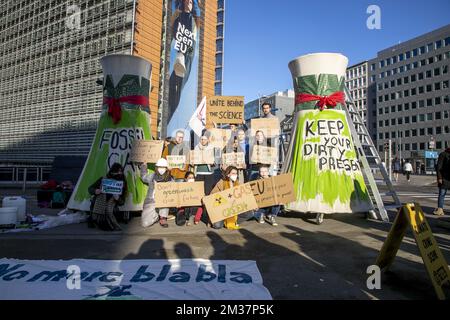 L'illustration montre une action de protestation de l'organisation "Fridays for future" de sensibilisation au climat, jeudi 13 janvier 2022 à Bruxelles. BELGA PHOTO HATIM KAGHAT Banque D'Images