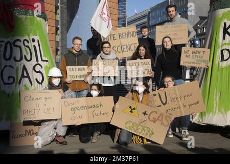 L'illustration montre une action de protestation de l'organisation "Fridays for future" de sensibilisation au climat, jeudi 13 janvier 2022 à Bruxelles. BELGA PHOTO HATIM KAGHAT Banque D'Images