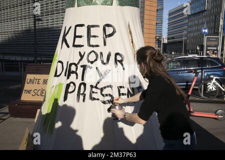 L'illustration montre une action de protestation de l'organisation "Fridays for future" de sensibilisation au climat, jeudi 13 janvier 2022 à Bruxelles. BELGA PHOTO HATIM KAGHAT Banque D'Images