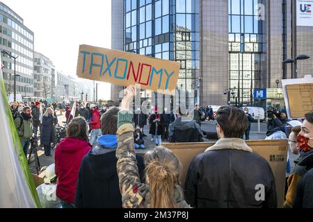 L'illustration montre une action de protestation de l'organisation "Fridays for future" de sensibilisation au climat, jeudi 13 janvier 2022 à Bruxelles. BELGA PHOTO HATIM KAGHAT Banque D'Images