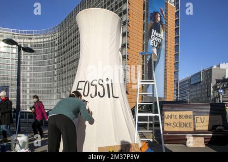 L'illustration montre une action de protestation de l'organisation "Fridays for future" de sensibilisation au climat, jeudi 13 janvier 2022 à Bruxelles. BELGA PHOTO HATIM KAGHAT Banque D'Images