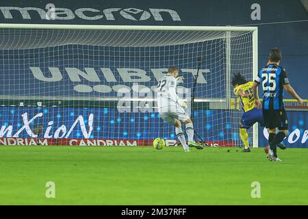 Simon Mignolet, gardien de but du Club, et Daichi Hayashi de STVV, photographiés lors d'un match de football entre le Club Brugge KV et le Sint-Truidense VV, samedi 15 janvier 2022 à Bruges, le 22 jour de la première division du championnat belge de la « Jupiler Pro League » 2021-2022. BELGA PHOTO DAVID PINTENS Banque D'Images