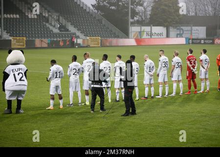 Les joueurs d'Eupen affrontent les caméras pour protester contre les protocoles Covid-19, avant le début d'un match de football entre KAS Eupen et cercle Brugge, dimanche 16 janvier 2022 à Eupen, le 22 jour de la première division du championnat belge de la Jupiler Pro League 2021-2022. BELGA PHOTO BRUNO FAHY Banque D'Images