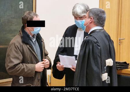 L'accusé Karel B., le ligatisan Alex Vanbets et l'avocat Billy Reynders ont été photographiés lors d'une séance préliminaire pour le procès assizes de Karel B. (55), devant la Cour des assises de Limbourg à Tongeren, le lundi 17 janvier 2022. Karel B. est accusé d'avoir tué sa femme Annick Haesevoets en avril 2016, en mélangeant une variété de pilules dans son désert de tiramisu. BELGA PHOTO PINO MISURACA Banque D'Images