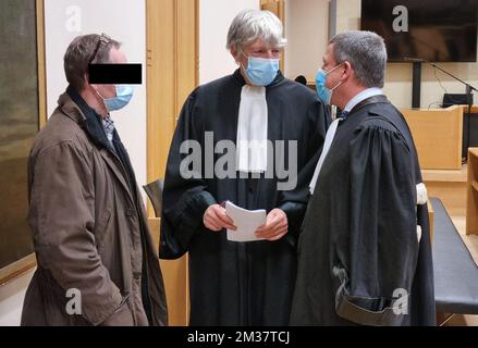 L'accusé Karel B., le ligatisan Alex Vanbets et l'avocat Billy Reynders ont été photographiés lors d'une séance préliminaire pour le procès assizes de Karel B. (55), devant la Cour des assises de Limbourg à Tongeren, le lundi 17 janvier 2022. Karel B. est accusé d'avoir tué sa femme Annick Haesevoets en avril 2016, en mélangeant une variété de pilules dans son désert de tiramisu. BELGA PHOTO PINO MISURACA Banque D'Images