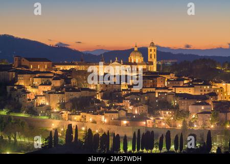 Urbino, Italie cité médiévale fortifiée dans la région des Marches au crépuscule. Banque D'Images