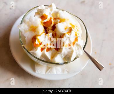 Le dessert français est une île flottante servie dans un bol en verre Banque D'Images