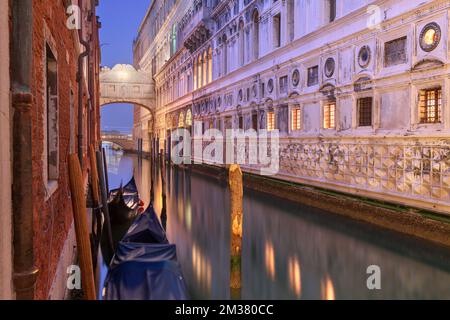 Pont des Soupirs à Venise, Italie à l'aube, au-dessus du Rio di Palazzo avec des gondoles cachées. Banque D'Images