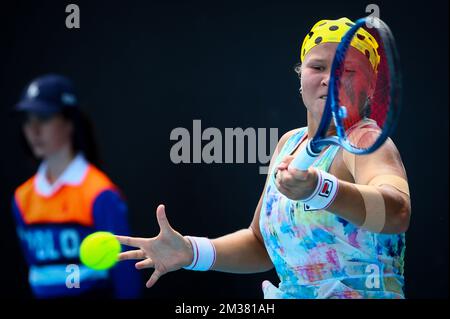 Diana Shnaider russe photographiée lors des quarts de finale des filles célibataires entre Cosoulas Belge et Shnaider russe lors du tournoi de tennis Grand Chelem 'Australian Open', jeudi 27 janvier 2022 à Melbourne Park, Melbourne, Australie. L'édition 2022 du Grand Chelem australien se déroule de 17 janvier à 30 janvier. BELGA PHOTO PATRICK HAMILTON Banque D'Images