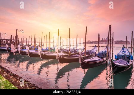 Gondoles à Venise, Italie à l'aube sur le Grand Canal. Banque D'Images