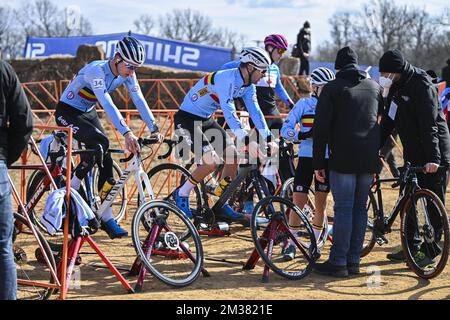 Belge Niels Vandeputte et Belge Daan Soete photographiés avant la course mixte Team Relay au Championnat du monde de cyclisme cycliste à Fayetteville, États-Unis, vendredi 28 janvier 2022. Les championnats du monde ont lieu du 28 au 30 janvier. BELGA PHOTO DAVID STOCKMAN Banque D'Images