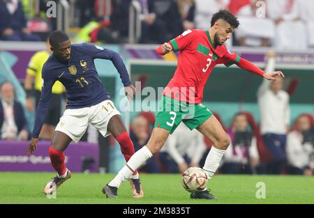 Doha, Katar. 14th décembre 2022. Firo : 14.12.2022, football, coupe DU MONDE de la FIFA 2022 QATAR, coupe du monde 2022 Qatar, coupe du monde 2022 Qatar, demi-finales, jeu 62, duels France - Maroc, de gauche à droite : Ousmane Dembélé, Dembele contre Noussair Mahraoui crédit : dpa/Alay Live News Banque D'Images