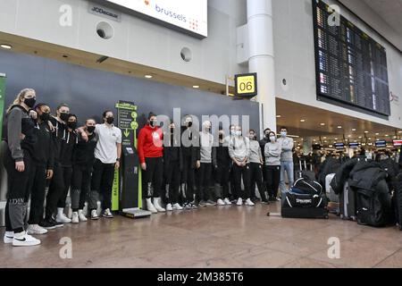 L'équipe pose lors du départ des Cats belges, l'équipe nationale belge de basket-ball féminin, vers les Etats-Unis pour les matchs de qualification de la coupe du monde, à l'aéroport de Bruxelles à Zaventem, vendredi 04 février 2022. Les Cats joueront deux qualificatifs de coupe du monde à Washington DC, aux États-Unis, et un à Saint-Domingue, en République dominicaine. BELGA PHOTO DIRK WAEM Banque D'Images