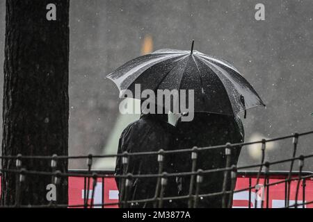 L'illustration montre des supporters cherchant un abri sous un parapluie, par temps pluvieux, photographiés lors de la course masculine de moins de 23 ans du cyclocross de Krawatencross, la septième étape (sur 8) dans la compétition Trofee Veldrijden, à Lille, Belgique, le dimanche 06 février 2022. BELGA PHOTO DAVID STOCKMAN Banque D'Images