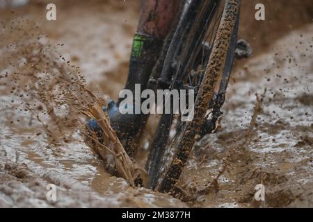 L'illustration montre un vélo à travers une flaque dans le temps pluvieux photographié pendant la course masculine de moins de 23 ans du cyclocross de Krawatencross, la septième étape (sur 8) dans la compétition Trofee Veldrijden, à Lille, Belgique, le dimanche 06 février 2022. BELGA PHOTO DAVID STOCKMAN Banque D'Images