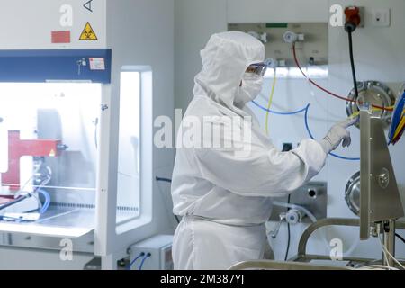 Scientifiques photographiés au travail du fabricant de vecteurs viraux d'Exothera, une filiale d'Univercells, lundi 07 février 2022 à Jumet. Les vecteurs viraux sont utilisés par les sociétés de thérapie génique et de vaccins. BELGA PHOTO POOL STEPHANIE LECOCQ Banque D'Images