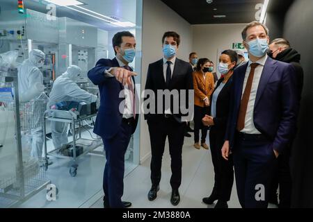 Thibault Jonckheere, chef de la direction d'Exothera, secrétaire d'État à la politique scientifique Thomas Dermine, ministre de la coopération au développement Meryame Kitir et Premier ministre Alexander de Croo ont photographié lors d'une visite au fabricant de vecteurs viraux d'Exothera, affilié à Univercells, le lundi 07 février 2022 à Jumet. Les vecteurs viraux sont utilisés par les sociétés de thérapie génique et de vaccins. BELGA PHOTO POOL STEPHANIE LECOCQ Banque D'Images